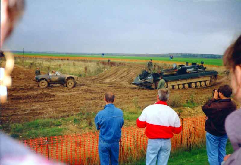 4WD MG and tank recovery vehicle go head-to-head.